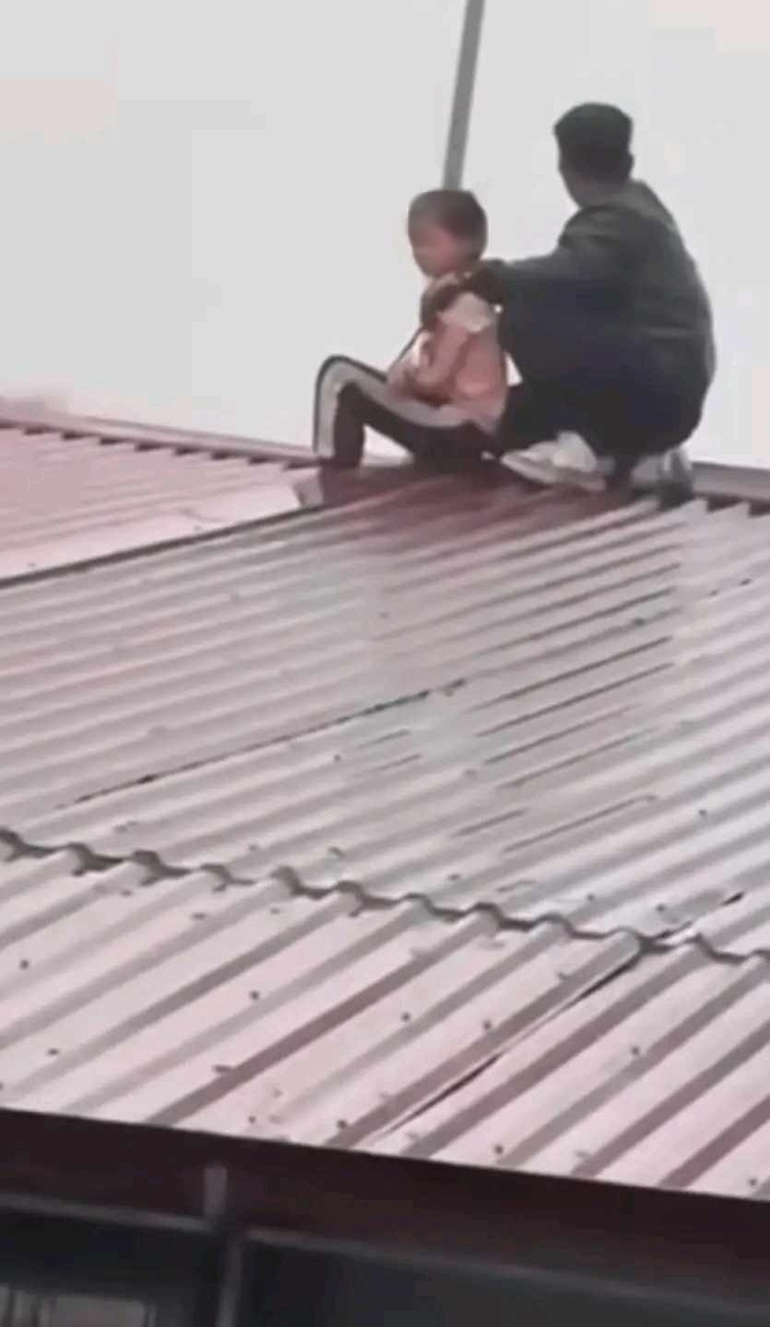 Gã đàn ông 2 tay cầm 2 dao xông vào nhà khống chế bé gái 9 tuổi suốt 6 giờ- Ảnh 2. Gã đàn ông 2 tay cầm 2 dao xông vào nhà khống chế bé gái 9 tuổi suốt 6 giờ- Ảnh 2.