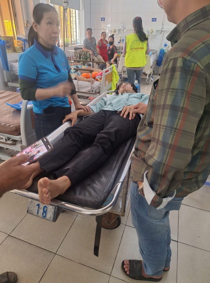 Phẫn nộ nam sinh bị đánh tập thể vào đầu, gục xuống đường- Ảnh 2. Phẫn nộ nam sinh bị đánh tập thể vào đầu, gục xuống đường- Ảnh 2.
