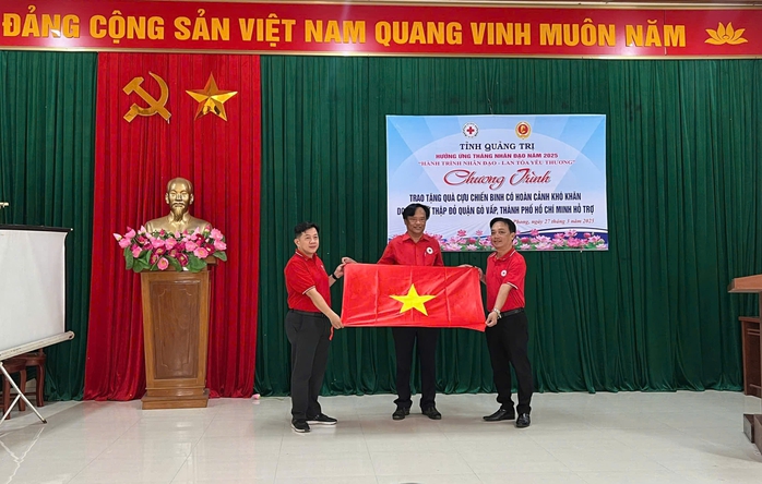 Trao cờ Tổ quốc, tặng quà cho cựu chiến binh, học sinh nghèo- Ảnh 1. Trao cờ Tổ quốc, tặng quà cho cựu chiến binh, học sinh nghèo- Ảnh 1.