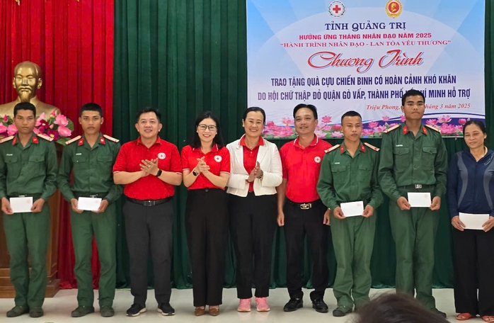 Trao cờ Tổ quốc, tặng quà cho cựu chiến binh, học sinh nghèo- Ảnh 4. Trao cờ Tổ quốc, tặng quà cho cựu chiến binh, học sinh nghèo- Ảnh 4.