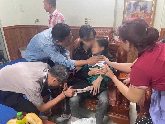 Gã đàn ông 2 tay cầm 2 dao xông vào nhà khống chế bé gái 9 tuổi suốt 6 giờ- Ảnh 3. Gã đàn ông 2 tay cầm 2 dao xông vào nhà khống chế bé gái 9 tuổi suốt 6 giờ- Ảnh 3.