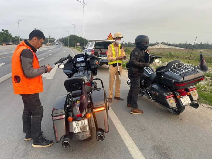 Phục kích, bắt gọn nhóm xe phân khối lớn gây náo loạn ở Quảng Bình- Ảnh 1. Phục kích, bắt gọn nhóm xe phân khối lớn gây náo loạn ở Quảng Bình- Ảnh 1.