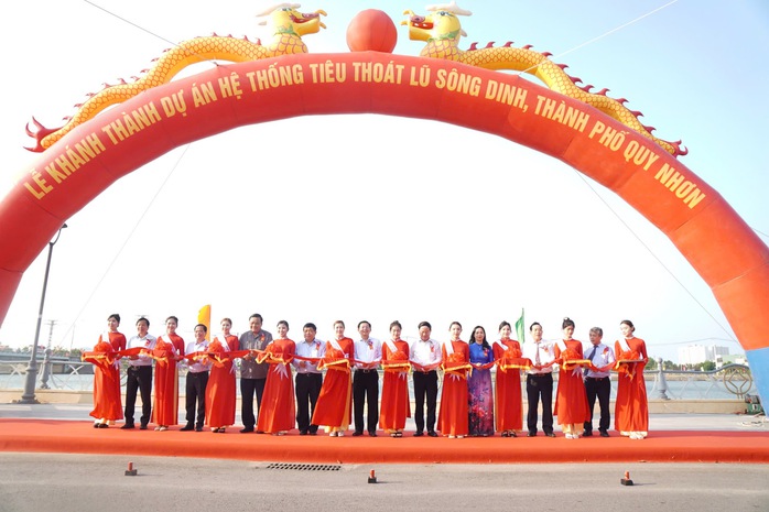 Phó Thủ tướng Nguyễn Chí Dũng dự khánh thành 2 công trình gần 1.800 tỉ ở Bình Định- Ảnh 4. Phó Thủ tướng Nguyễn Chí Dũng dự khánh thành 2 công trình gần 1.800 tỉ ở Bình Định- Ảnh 4.