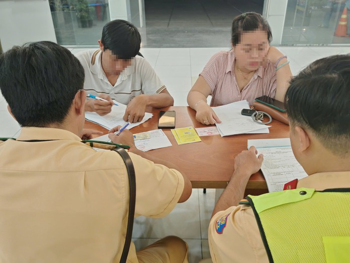 Từ vụ xe cứu thương chở dàn diễn viên phim: Sử dụng xe cứu thương có cần xin phép?- Ảnh 2. Từ vụ xe cứu thương chở dàn diễn viên phim: Sử dụng xe cứu thương có cần xin phép?- Ảnh 2.