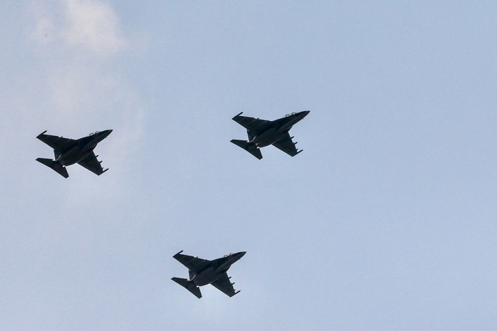 CLIP: Yak130 và Su30-MK2 bay tập luyện trên bầu trời TP HCM- Ảnh 10. CLIP: Yak130 và Su30-MK2 bay tập luyện trên bầu trời TP HCM- Ảnh 10.