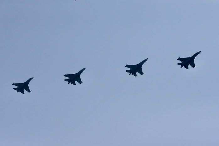 CLIP: Yak130 và Su30-MK2 bay tập luyện trên bầu trời TP HCM- Ảnh 6. CLIP: Yak130 và Su30-MK2 bay tập luyện trên bầu trời TP HCM- Ảnh 6.