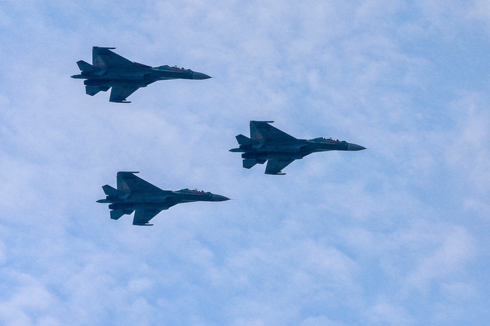 CLIP: Yak130 và Su30-MK2 bay tập luyện trên bầu trời TP HCM- Ảnh 8. CLIP: Yak130 và Su30-MK2 bay tập luyện trên bầu trời TP HCM- Ảnh 8.