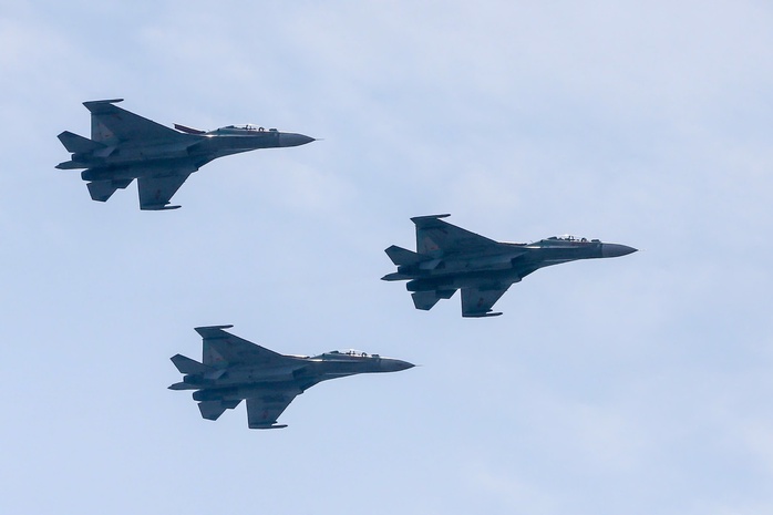 CLIP: Yak130 và Su30-MK2 bay tập luyện trên bầu trời TP HCM- Ảnh 5. CLIP: Yak130 và Su30-MK2 bay tập luyện trên bầu trời TP HCM- Ảnh 5.