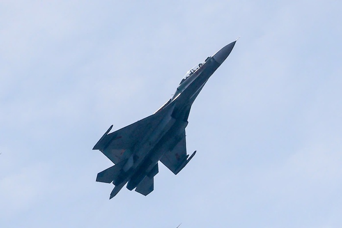 CLIP: Yak130 và Su30-MK2 bay tập luyện trên bầu trời TP HCM- Ảnh 2. CLIP: Yak130 và Su30-MK2 bay tập luyện trên bầu trời TP HCM- Ảnh 2.