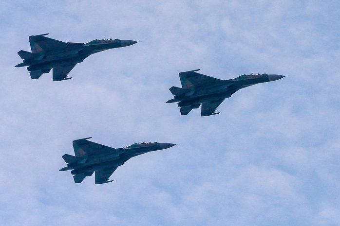 CLIP: Yak130 và Su30-MK2 bay tập luyện trên bầu trời TP HCM- Ảnh 1. CLIP: Yak130 và Su30-MK2 bay tập luyện trên bầu trời TP HCM- Ảnh 1.
