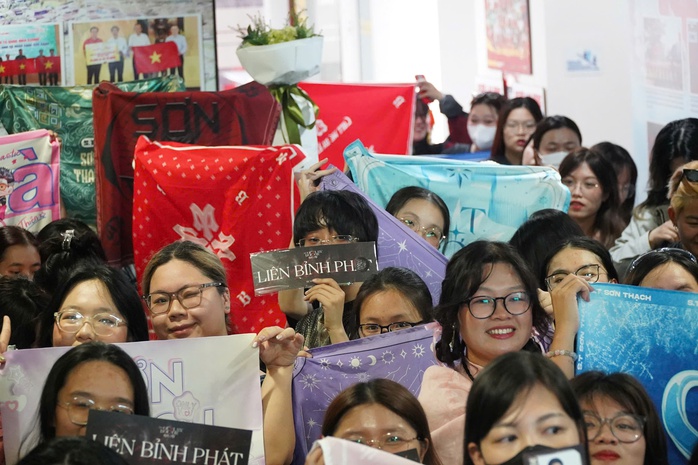 Đông nghịt fan đến tham dự Talkshow “Nhạc Việt vươn tầm thế giới”- Ảnh 4.