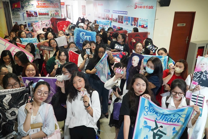 Đông nghịt fan đến tham dự Talkshow “Nhạc Việt vươn tầm thế giới”- Ảnh 1.