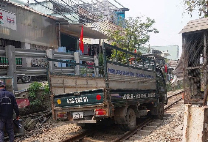 Xử lý xe tải nằm chắn ngang đường ray tàu hỏa- Ảnh 1. Xử lý xe tải nằm chắn ngang đường ray tàu hỏa- Ảnh 1.