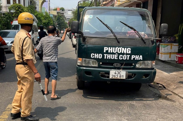 Xử lý xe tải nằm chắn ngang đường ray tàu hỏa- Ảnh 2. Xử lý xe tải nằm chắn ngang đường ray tàu hỏa- Ảnh 2.