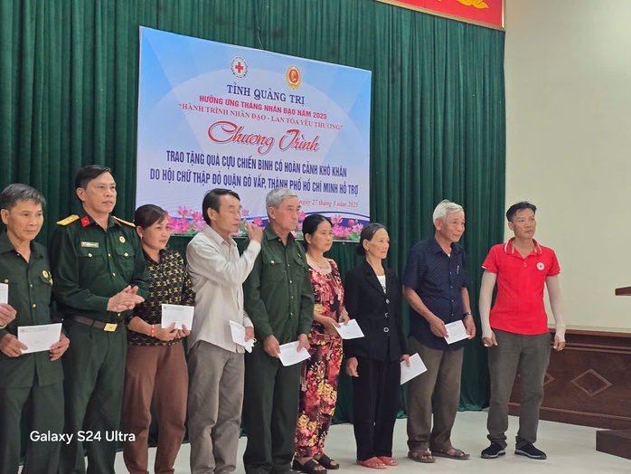 Trao cờ Tổ quốc, tặng quà cho cựu chiến binh, học sinh nghèo- Ảnh 3. Trao cờ Tổ quốc, tặng quà cho cựu chiến binh, học sinh nghèo- Ảnh 3.