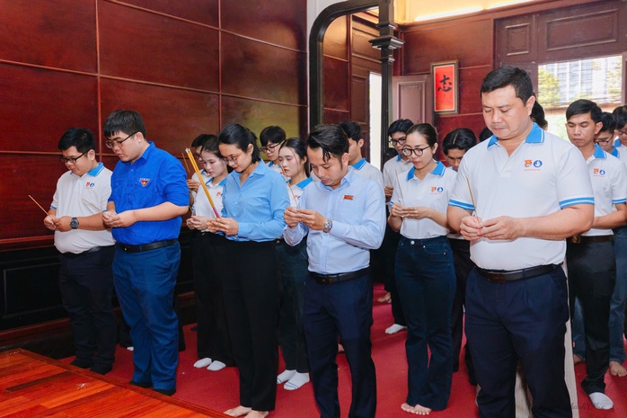 Báo Người Lao Động trao cờ Tổ quốc để thực hiện tuyến đường cờ tại đảo Phú Quý- Ảnh 1. Báo Người Lao Động trao cờ Tổ quốc để thực hiện tuyến đường cờ tại đảo Phú Quý- Ảnh 1.