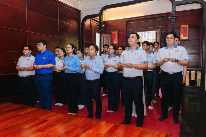 Báo Người Lao Động trao cờ Tổ quốc để thực hiện tuyến đường cờ tại đảo Phú Quý- Ảnh 2. Báo Người Lao Động trao cờ Tổ quốc để thực hiện tuyến đường cờ tại đảo Phú Quý- Ảnh 2.
