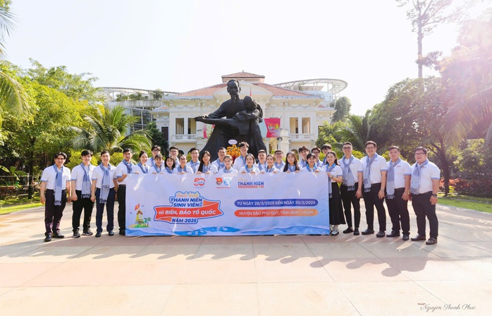 Báo Người Lao Động trao cờ Tổ quốc để thực hiện tuyến đường cờ tại đảo Phú Quý- Ảnh 6. Báo Người Lao Động trao cờ Tổ quốc để thực hiện tuyến đường cờ tại đảo Phú Quý- Ảnh 6.