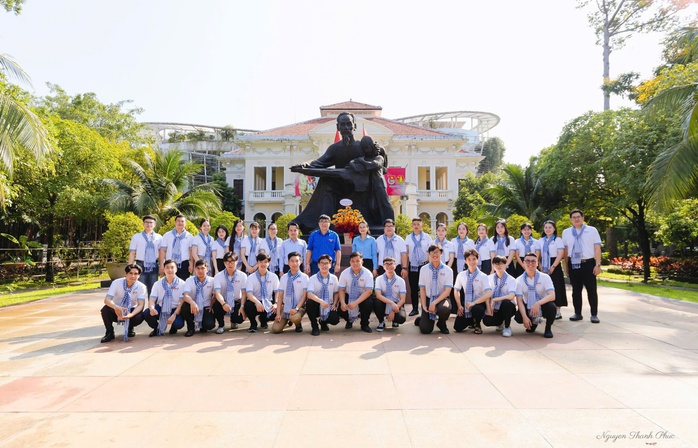 Báo Người Lao Động trao cờ Tổ quốc để thực hiện tuyến đường cờ tại đảo Phú Quý- Ảnh 5. Báo Người Lao Động trao cờ Tổ quốc để thực hiện tuyến đường cờ tại đảo Phú Quý- Ảnh 5.