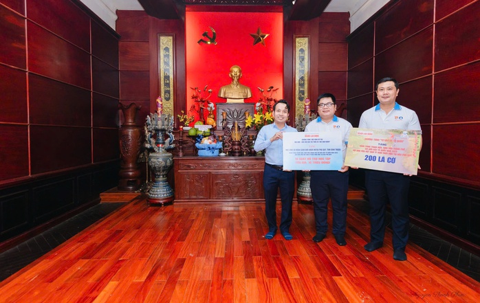 Báo Người Lao Động trao cờ Tổ quốc để thực hiện tuyến đường cờ tại đảo Phú Quý- Ảnh 3. Báo Người Lao Động trao cờ Tổ quốc để thực hiện tuyến đường cờ tại đảo Phú Quý- Ảnh 3.