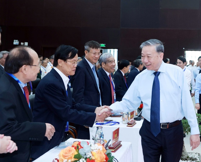 Tổng Bí thư gặp mặt cán bộ lão thành miền Trung- Ảnh 1. Tổng Bí thư gặp mặt cán bộ lão thành miền Trung- Ảnh 1.