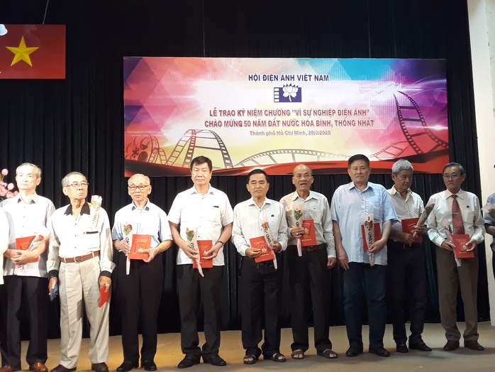 NSND Kim Xuân, NSND Trịnh Kim Chi… hạnh phúc nhận kỷ niệm chương- Ảnh 6. NSND Kim Xuân, NSND Trịnh Kim Chi… hạnh phúc nhận kỷ niệm chương- Ảnh 6.