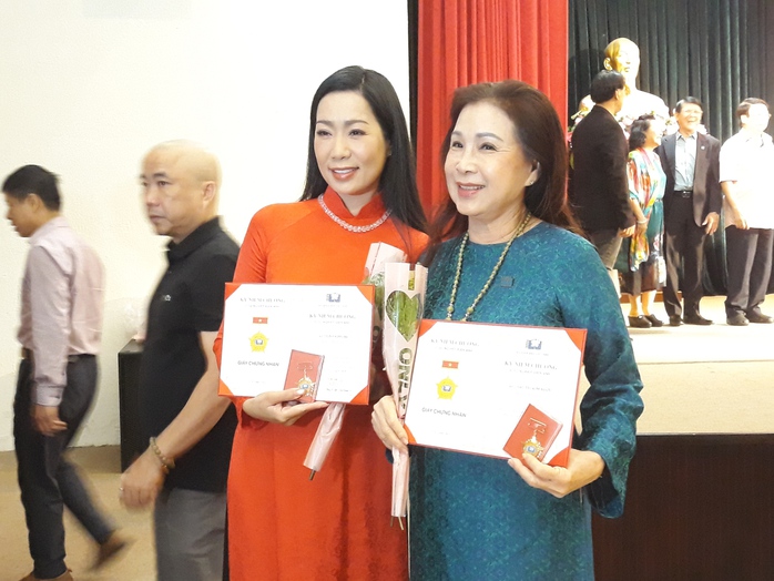 NSND Kim Xuân, NSND Trịnh Kim Chi… hạnh phúc nhận kỷ niệm chương- Ảnh 1. NSND Kim Xuân, NSND Trịnh Kim Chi… hạnh phúc nhận kỷ niệm chương- Ảnh 1.