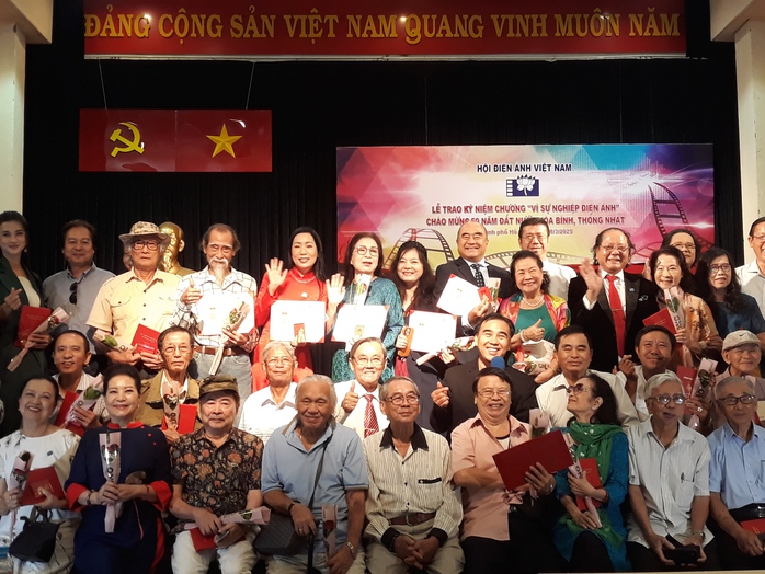 NSND Kim Xuân, NSND Trịnh Kim Chi… hạnh phúc nhận kỷ niệm chương- Ảnh 7. NSND Kim Xuân, NSND Trịnh Kim Chi… hạnh phúc nhận kỷ niệm chương- Ảnh 7.
