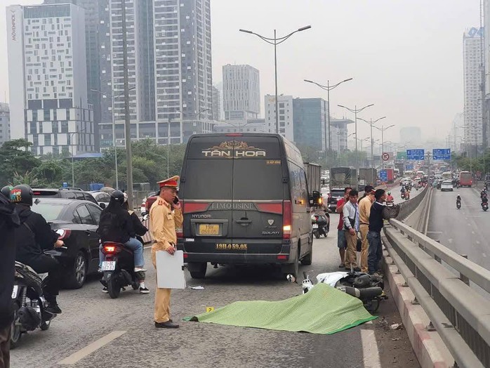 Va chạm với xe Limousine 16 chỗ trên cầu vượt, nữ tài xế xe ôm công nghệ tử vong- Ảnh 1. Va chạm với xe Limousine 16 chỗ trên cầu vượt, nữ tài xế xe ôm công nghệ tử vong- Ảnh 1.