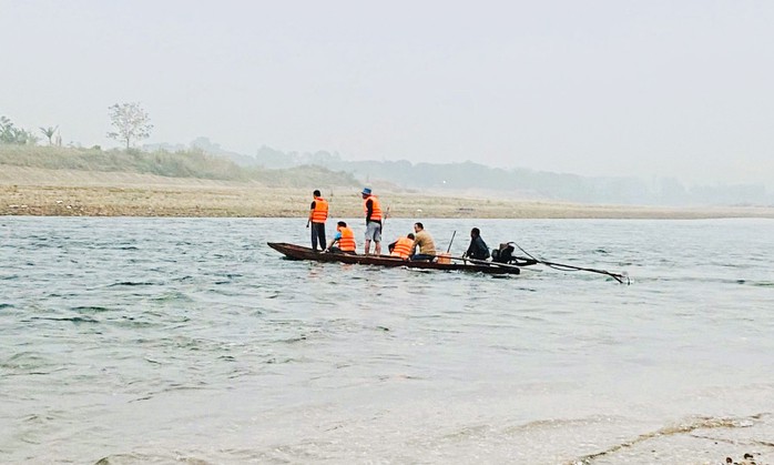 Cảnh sát xuyên đêm tìm kiếm 2 học sinh mất tích trên sông- Ảnh 2. Cảnh sát xuyên đêm tìm kiếm 2 học sinh mất tích trên sông- Ảnh 2.