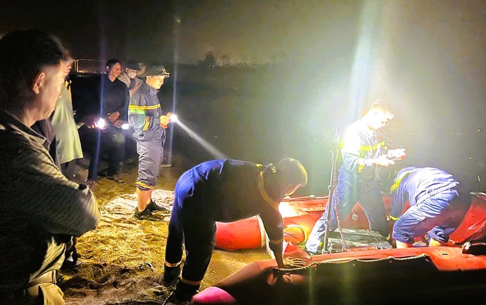 Cảnh sát xuyên đêm tìm kiếm 2 học sinh mất tích trên sông- Ảnh 1. Cảnh sát xuyên đêm tìm kiếm 2 học sinh mất tích trên sông- Ảnh 1.