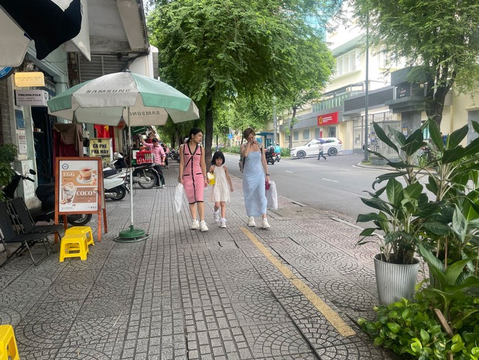 Một đoạn vỉa hè trên đường Lý Tự Trọng, quận 1, TP HCM Một đoạn vỉa hè trên đường Lý Tự Trọng, quận 1, TP HCM