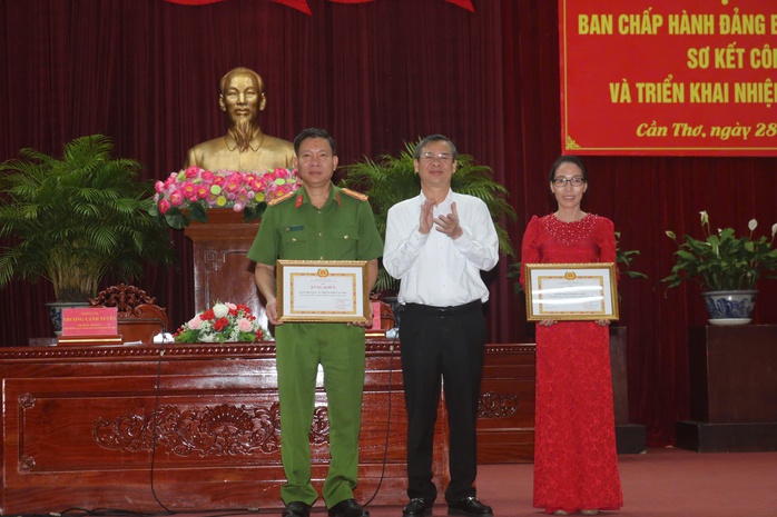Bí thư Thành ủy Cần Thơ chỉ đạo "nóng" liên quan tinh gọn, sắp xếp tổ chức bộ máy- Ảnh 3. Bí thư Thành ủy Cần Thơ chỉ đạo "nóng" liên quan tinh gọn, sắp xếp tổ chức bộ máy- Ảnh 3.