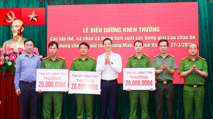 Khen thưởng vụ giải cứu bé gái bị gã đàn ông cầm 2 dao khống chế- Ảnh 1. Khen thưởng vụ giải cứu bé gái bị gã đàn ông cầm 2 dao khống chế- Ảnh 1.