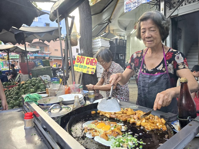 Hai chị em quyết không lấy chồng, sống tới già bán bột chiên Triều Châu ở TP HCM- Ảnh 1.