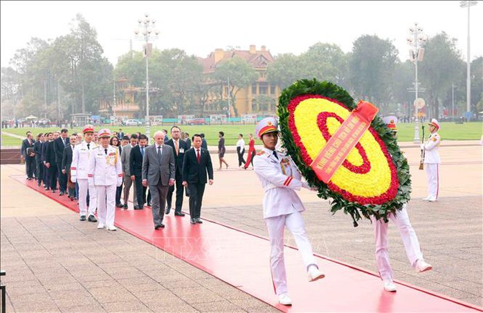 Tổng thống Brazil vào Lăng viếng Chủ tịch Hồ Chí Minh- Ảnh 3. Tổng thống Brazil vào Lăng viếng Chủ tịch Hồ Chí Minh- Ảnh 3.
