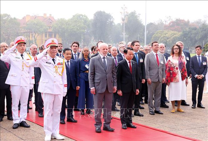Tổng thống Brazil vào Lăng viếng Chủ tịch Hồ Chí Minh- Ảnh 5. Tổng thống Brazil vào Lăng viếng Chủ tịch Hồ Chí Minh- Ảnh 5.
