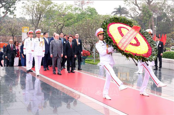 Tổng thống Brazil vào Lăng viếng Chủ tịch Hồ Chí Minh- Ảnh 6. Tổng thống Brazil vào Lăng viếng Chủ tịch Hồ Chí Minh- Ảnh 6.