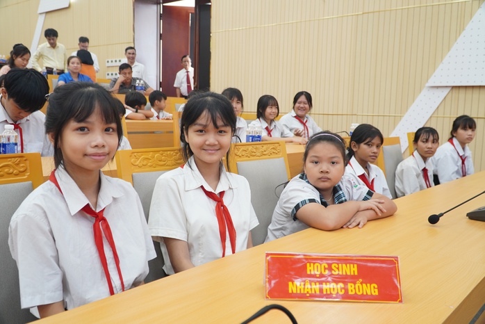 Báo Người Lao Động tặng 2.000 lá cờ Tổ quốc, học bổng ở Bình Phước- Ảnh 7. Báo Người Lao Động tặng 2.000 lá cờ Tổ quốc, học bổng ở Bình Phước- Ảnh 7.