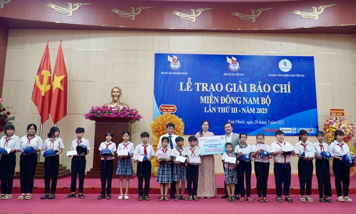 Báo Người Lao Động tặng 2.000 lá cờ Tổ quốc, học bổng ở Bình Phước- Ảnh 4. Báo Người Lao Động tặng 2.000 lá cờ Tổ quốc, học bổng ở Bình Phước- Ảnh 4.