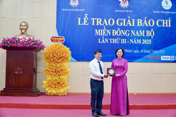 Báo Người Lao Động tặng 2.000 lá cờ Tổ quốc, học bổng ở Bình Phước- Ảnh 5. Báo Người Lao Động tặng 2.000 lá cờ Tổ quốc, học bổng ở Bình Phước- Ảnh 5.