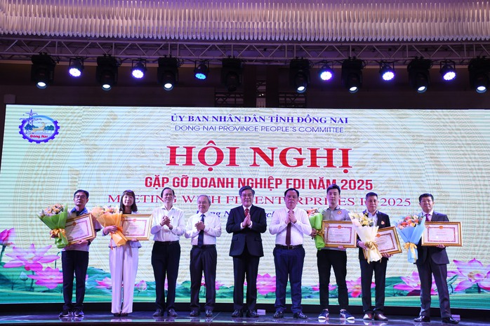 Lãnh đạo Đồng Nai gặp gỡ, đối thoại với hơn 300 doanh nghiệp - Ảnh 3.