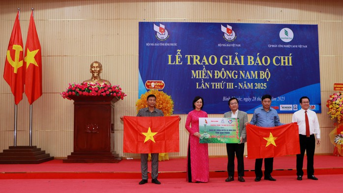 Báo Người Lao Động tặng 2.000 lá cờ Tổ quốc, học bổng ở Bình Phước- Ảnh 2. Báo Người Lao Động tặng 2.000 lá cờ Tổ quốc, học bổng ở Bình Phước- Ảnh 2.