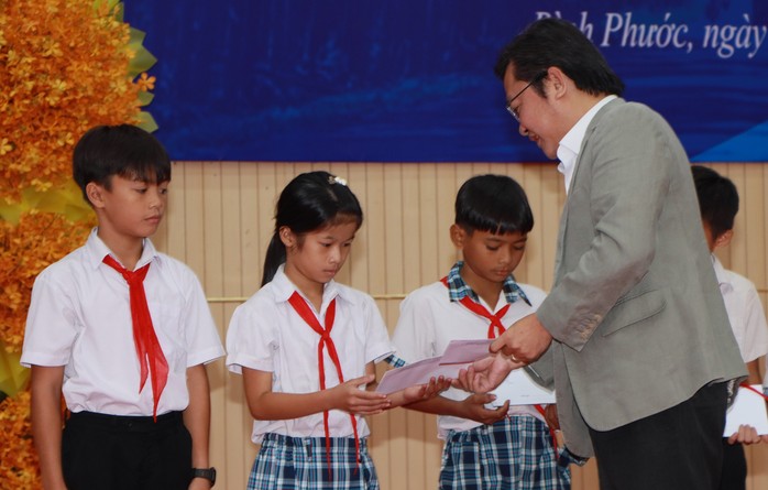 Báo Người Lao Động tặng 2.000 lá cờ Tổ quốc, học bổng ở Bình Phước- Ảnh 3. Báo Người Lao Động tặng 2.000 lá cờ Tổ quốc, học bổng ở Bình Phước- Ảnh 3.