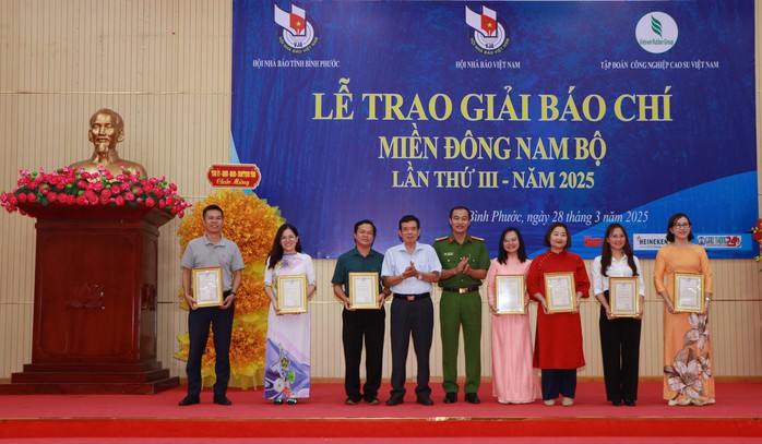 Báo Người Lao Động tặng 2.000 lá cờ Tổ quốc, học bổng ở Bình Phước- Ảnh 6. Báo Người Lao Động tặng 2.000 lá cờ Tổ quốc, học bổng ở Bình Phước- Ảnh 6.