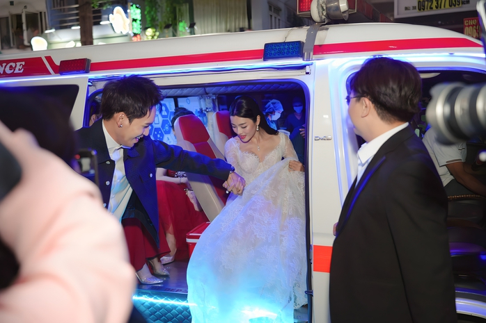 NSƯT Đại Nghĩa, Bạch Công Khanh… xin lỗi vụ ngồi xe cứu thương đến thảm đỏ- Ảnh 2.
