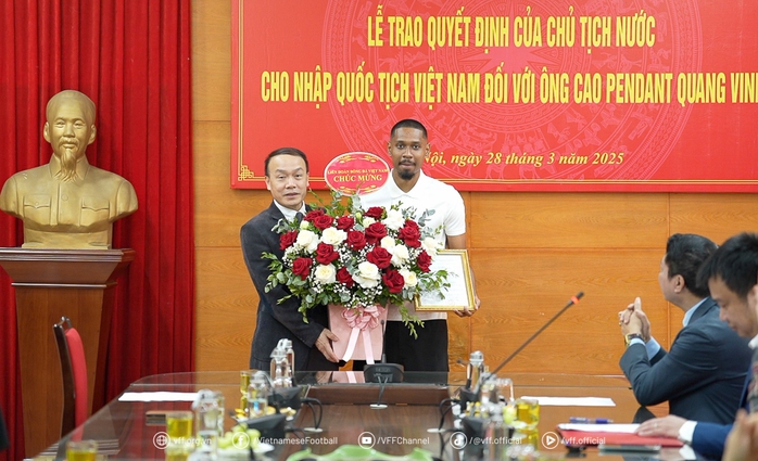 Cầu thủ Việt kiều Cao Pendant Quang Vinh chính thức trở thành công dân Việt Nam- Ảnh 3. Cầu thủ Việt kiều Cao Pendant Quang Vinh chính thức trở thành công dân Việt Nam- Ảnh 3.