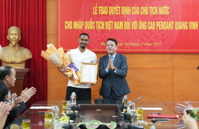 Cầu thủ Việt kiều Cao Pendant Quang Vinh chính thức trở thành công dân Việt Nam- Ảnh 2. Cầu thủ Việt kiều Cao Pendant Quang Vinh chính thức trở thành công dân Việt Nam- Ảnh 2.