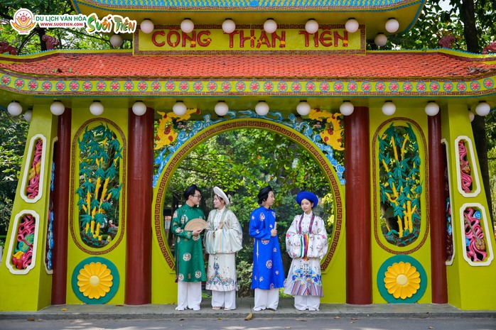 Ngày hội Việt phục tại Suối Tiên dịp Giỗ tổ Hùng Vương- Ảnh 1. Ngày hội Việt phục tại Suối Tiên dịp Giỗ tổ Hùng Vương- Ảnh 1.