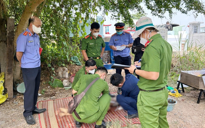 Khám nghiệm tử thi bé trai 5 tuổi tử vong đau đớn ở An Giang: Vỡ gan, vỡ lá lách - Ảnh 2. Khám nghiệm tử thi bé trai 5 tuổi tử vong đau đớn ở An Giang: Vỡ gan, vỡ lá lách - Ảnh 2.